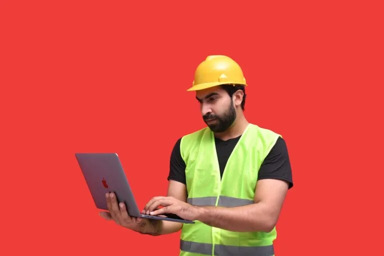 Um Homem Em Um Capacete Amarelo Segurando Um Tablet 3RwtiV1CUj4