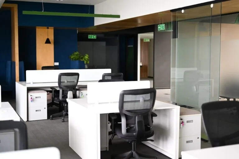Interior Moderno De Escritorio Com Mesas Brancas E Cadeiras Pretas Y d0sHFxPX0