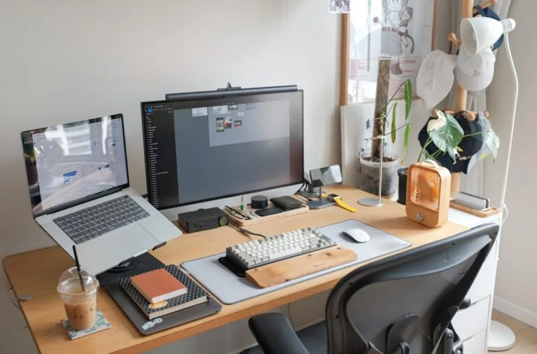 Uma Mesa Com Um Laptop E Um Monitor De Computador VXpeQ3GetDU