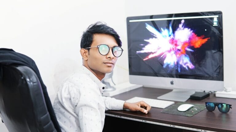 Homem Usando O Imac dL5fCBsPhag