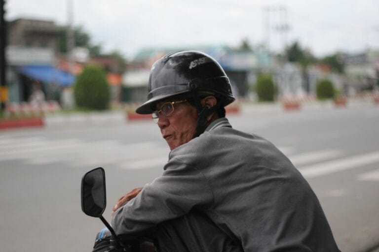 Um Homem Que Monta Uma Motocicleta QG3Tsn1zg0o