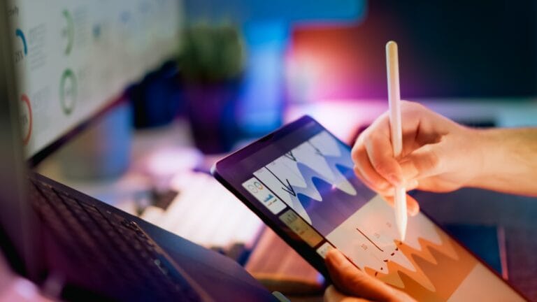 Pessoa Usando Caneta No Tablet Com Graficos vWkwul5Bpbs