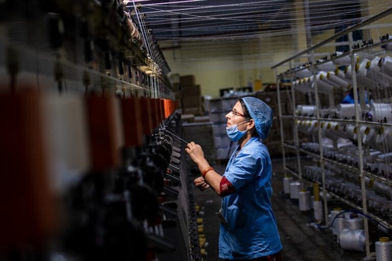 Um Operario Verifica Os Fios Em Uma Maquina Grande spRqSZjfHIc