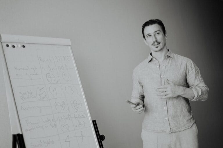 Homem Apresentando Em Um Quadro Branco Em Uma Reuniao X8nNUbyPOWE