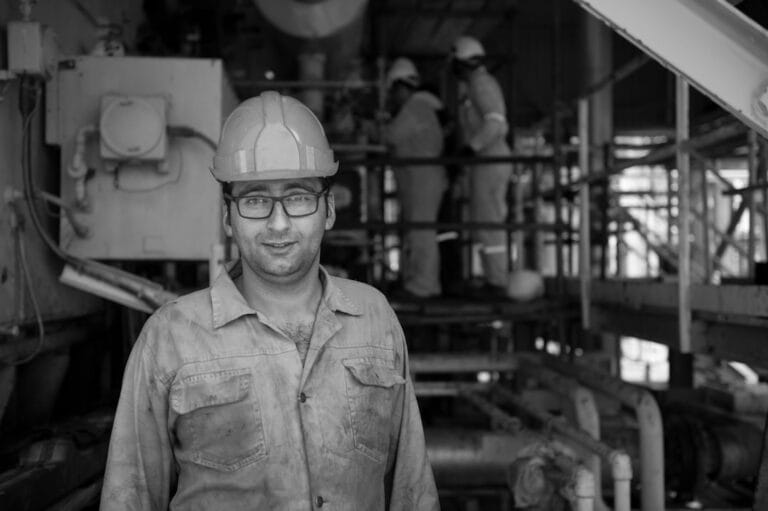 Um Homem Usando Um Capacete LXmrXs9w9Yw