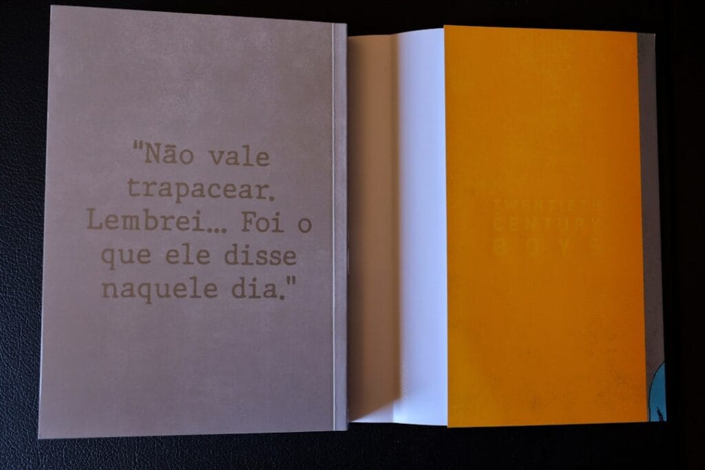 Livro Aberto Com Texto Na Capa E Paginas Laranja IMbE7wl8SVY