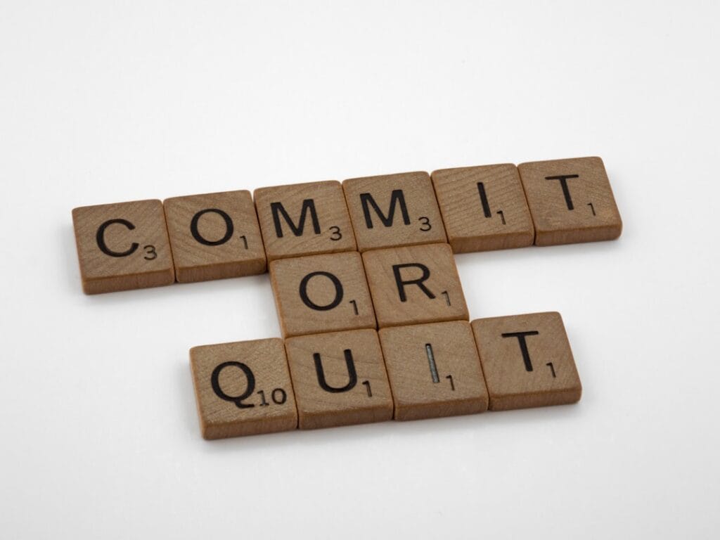 Uma Confusao De Palavras Soletrando Commit Ou Quit Out GuEsIJBDWjM