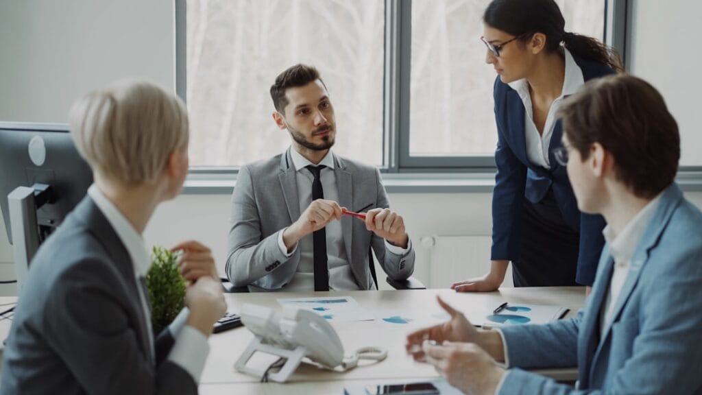 Profissionais De Negocios Colaborando Em Torno De Uma Mesa De Conferencia Y7xUr3aDLXc
