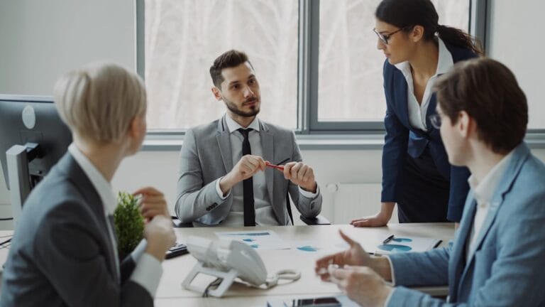 Profissionais De Negocios Colaborando Em Torno De Uma Mesa De Conferencia Y7xUr3aDLXc