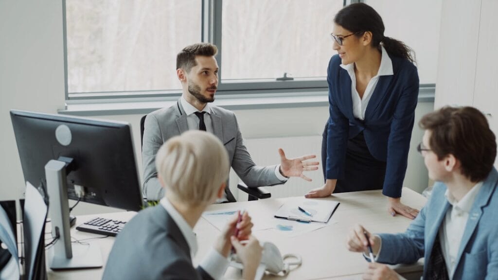 Profissionais De Negocios Colaborando Em Uma Reuniao De Escritorio Moderna Cnsh9WwhVCw